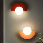lampes murales modernes blanc rouge noir jaune sphères translucides demi cercles opaques minimaliste