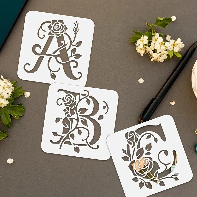 pochoirs lettres chiffres motifs floraux ornementaux décoration murale peinture flexible vintage blanc bois