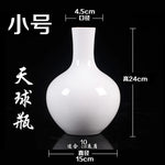 Vase décoratif blanc élégant avec des dimensions en centimètres.