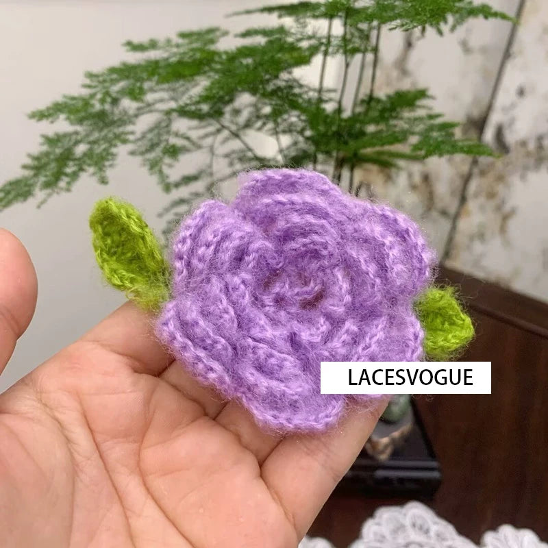 fleurs crochet rose bleu violet vert texture main fleur feuilles patchwork bricolage appliques
