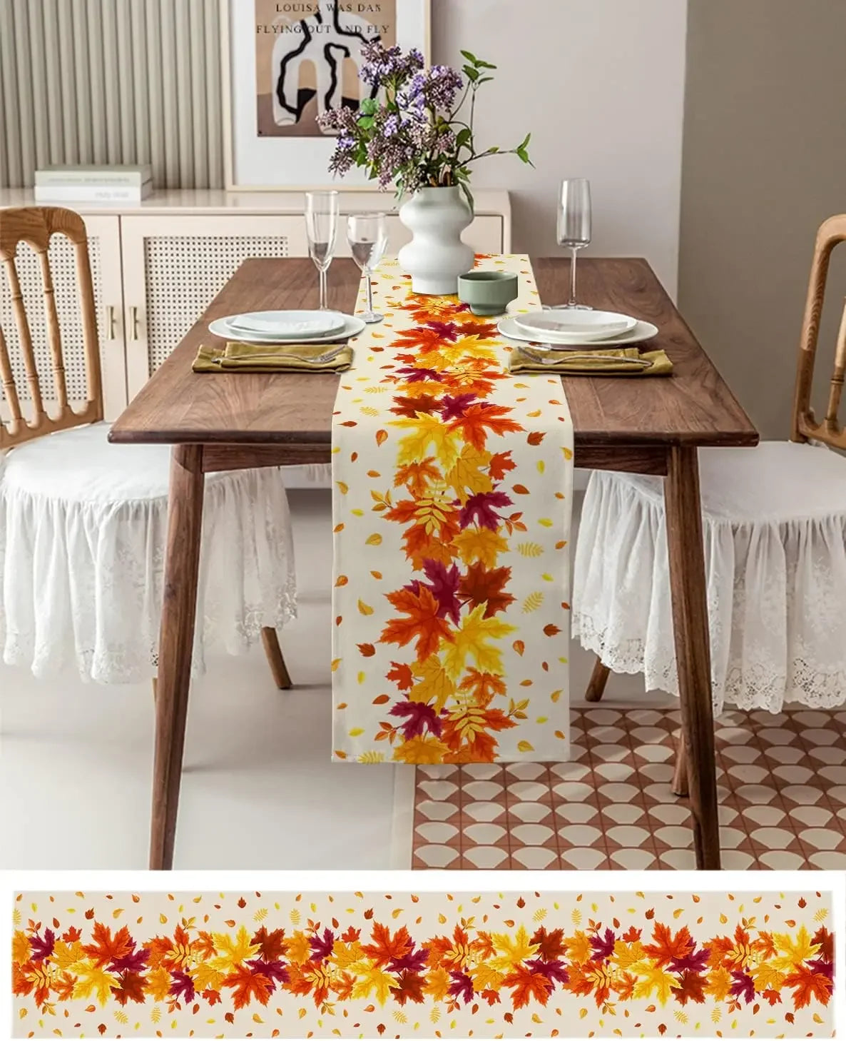 Magnifique table d'automne décorée de feuilles d'érable colorées sur un chemin de table élégant, accompagnée de vaisselle et d'un bouquet de fleurs dans un vase blanc, créant une atmosphère chaleureuse et accueillante.