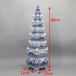 Une sculpture porcelaine chinoise ornée de motifs floraux bleu et blanc d'une hauteur de 80 cm et d'une base carrée de 22 cm de côté.