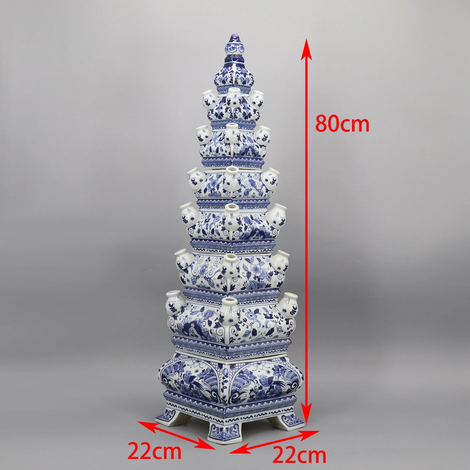 Une sculpture porcelaine chinoise ornée de motifs floraux bleu et blanc d'une hauteur de 80 cm et d'une base carrée de 22 cm de côté.
