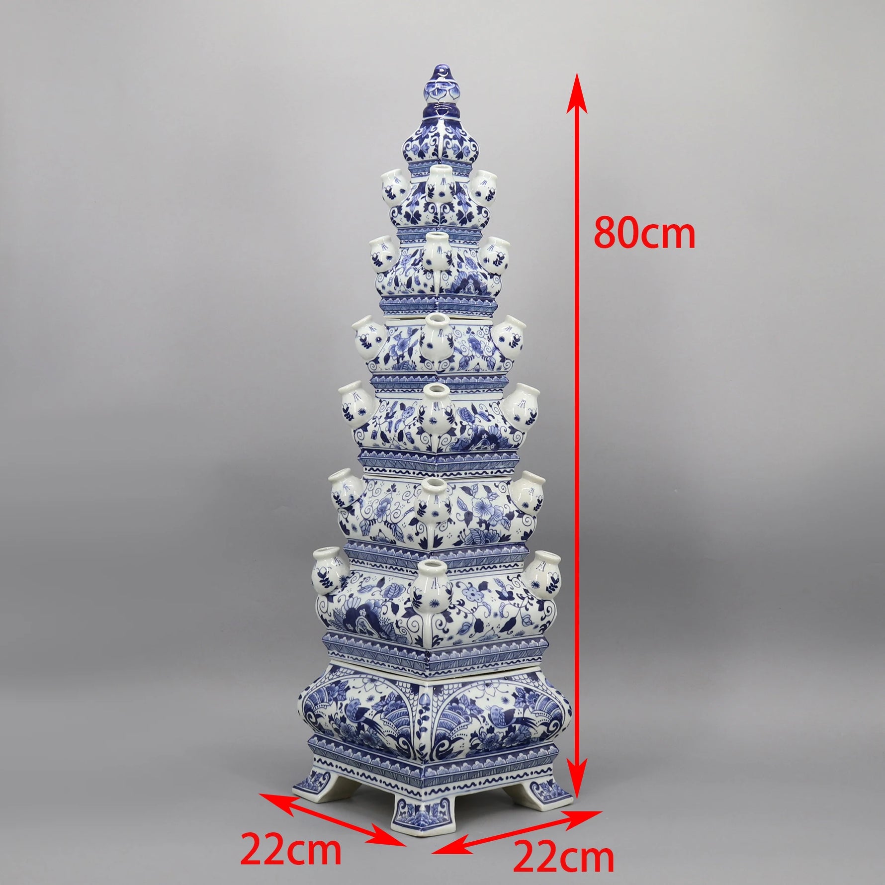 Une sculpture porcelaine chinoise ornée de motifs floraux bleu et blanc d'une hauteur de 80 cm et d'une base carrée de 22 cm de côté.