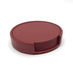 Des sous-verres ronds en cuir rouge foncé empilés.