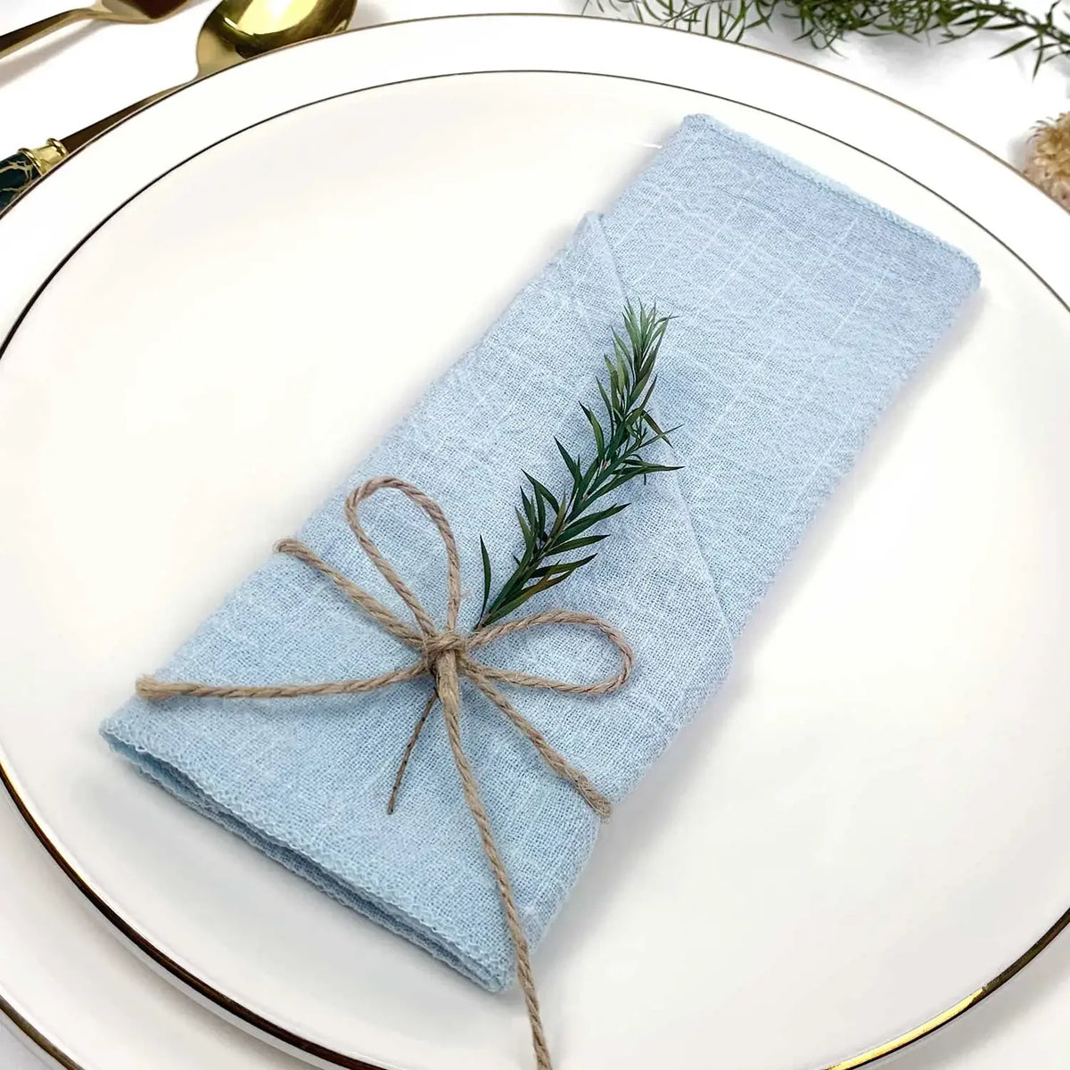 serviette lin bleu clair classique anneau métallique ruban coton fleur herbe séchée table mariage