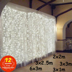 Guirlande lumineuse LED en forme de glaçons suspendue dans un salon