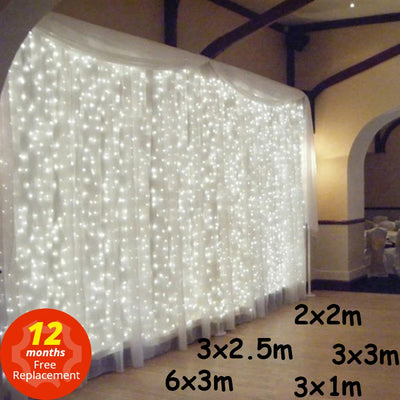 Guirlande lumineuse LED en forme de glaçons suspendue dans un salon