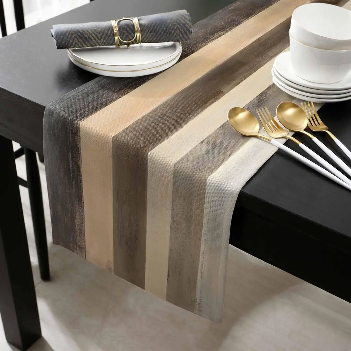 nappe lin moderne stripes marron gris assiettes blanches couverts dorés bougies fleurs fruits