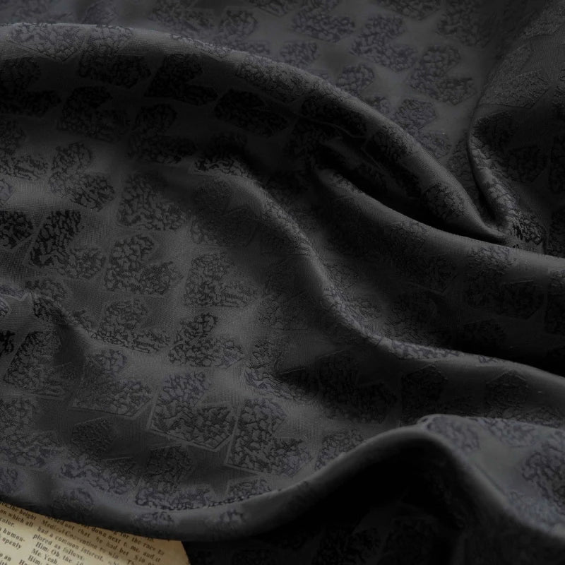 tissu gris foncé motif cœurs imprimés classique protection uv largeur 153cm opacity non visible