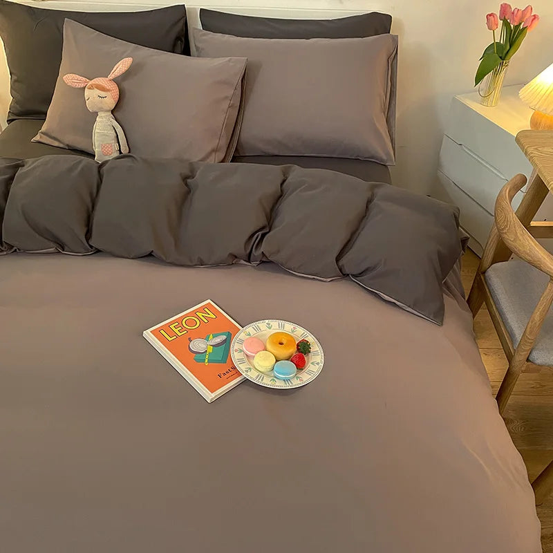 Housse de couette unie blanche sur lit moderne