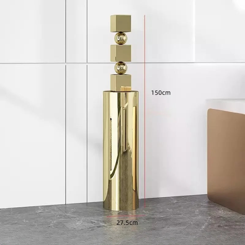 colonne decorative moderne argentee brillante grande dimension salle minimaliste deco intérieure