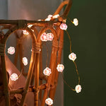 Guirlande lumineuse patte de chat rose décorant un mur de salon