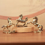 décoration intérieure statuette cheval doré détails fins sculpture cuivre opaque moderne salon