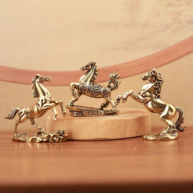 décoration intérieure statuette cheval doré détails fins sculpture cuivre opaque moderne salon
