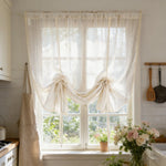 rideau blanc rayures fines bordure dentelée translucide classique romantique rubans noirs maison