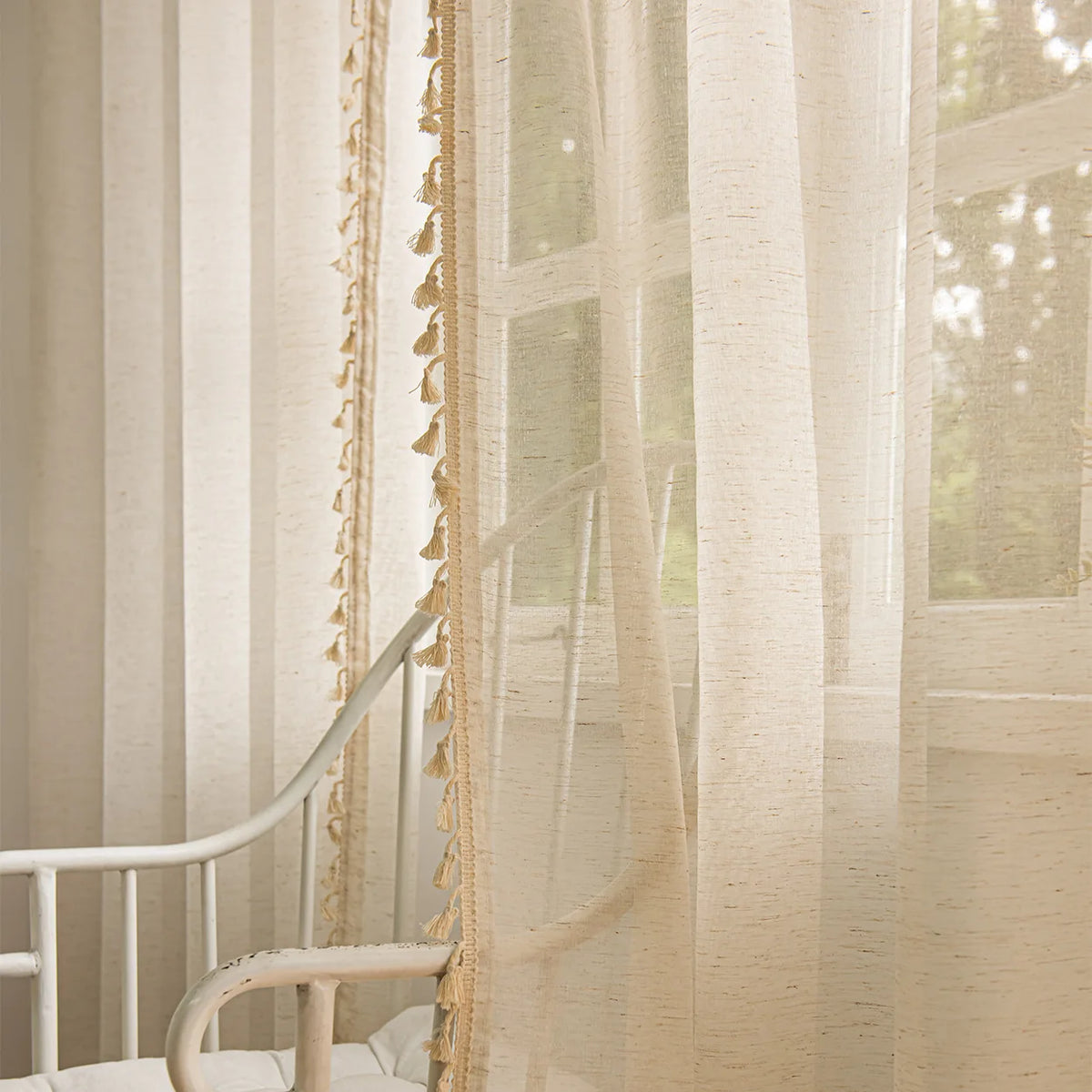 rideau moderne bohème semi transparent beige franges dorées anneaux métalliques intérieur salon chambre