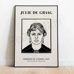 Portrait d'une femme au style art déco, représentée avec un visage aux traits stylisés et une coiffure caractéristique de l'époque, encadré d'un texte indiquant le nom de l'artiste, Julie de Graag, ainsi que le titre et la date de l'œuvre, "Portrait of a Woman, 1919".