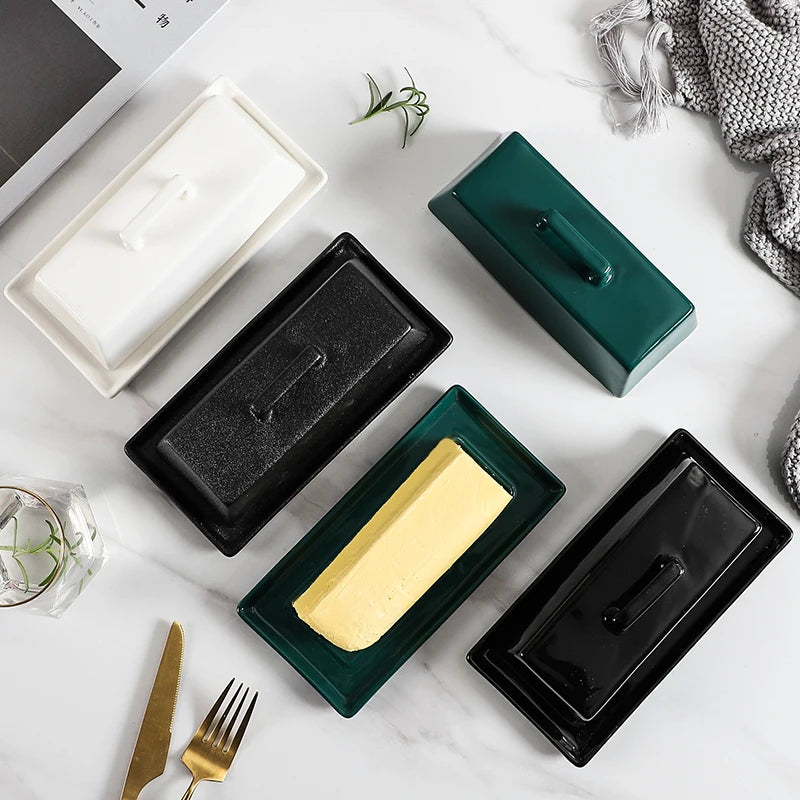 Beurrier en céramique avec couteau assorti, détail du design contemporain