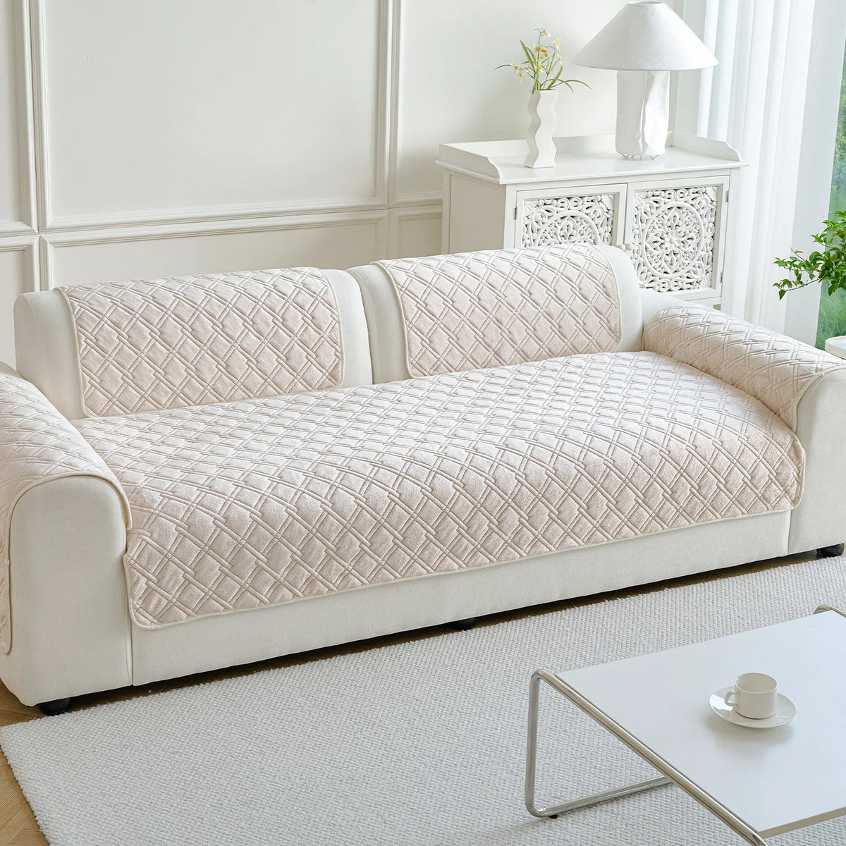 Le canapé beige conçu avec un motif géométrique raffiné apporte une touche élégante et apaisante à cette pièce lumineuse.