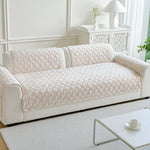 Le canapé beige conçu avec un motif géométrique raffiné apporte une touche élégante et apaisante à cette pièce lumineuse.