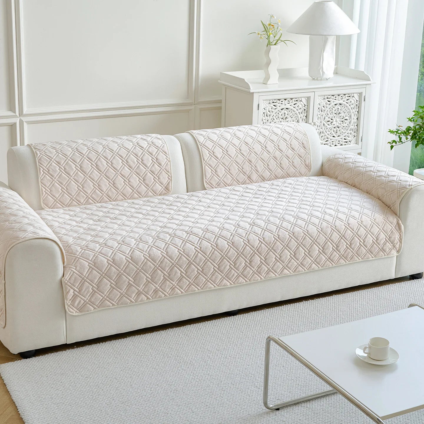 Le canapé beige conçu avec un motif géométrique raffiné apporte une touche élégante et apaisante à cette pièce lumineuse.