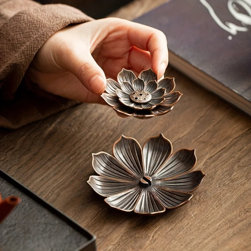 supports encens forme lotus or bronze floral texturé zen oriental décoration aromathérapie maison salon