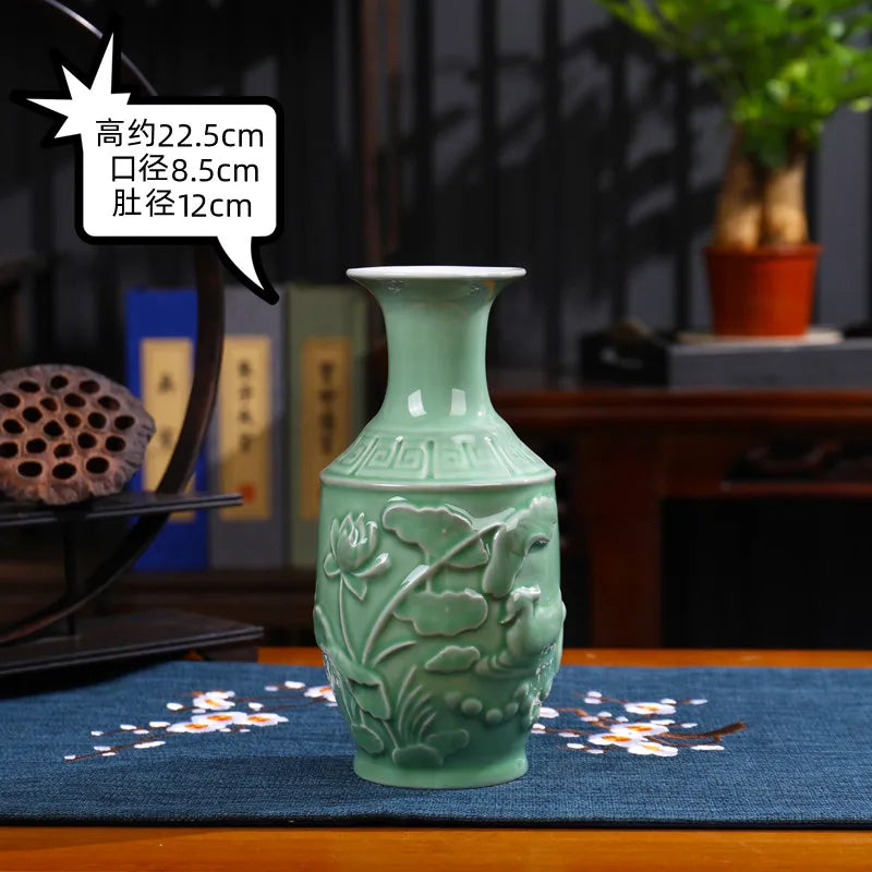 Vase en céramique vert orné de motifs floraux, posé sur une table avec des éléments de décoration orientale en arrière-plan.