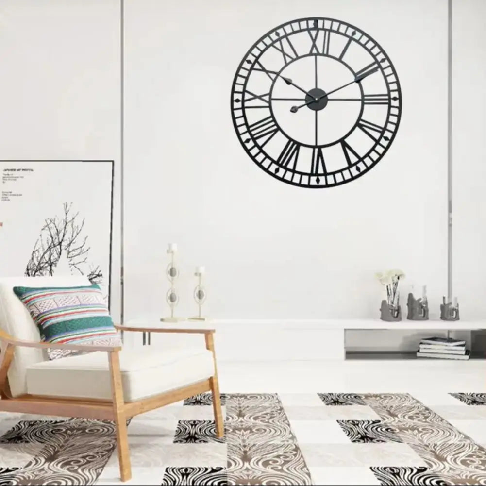 Horloge murale squelette en métal blanc avec chiffres romains sur mur gris
