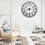 Horloge murale squelette en métal blanc avec chiffres romains sur mur gris