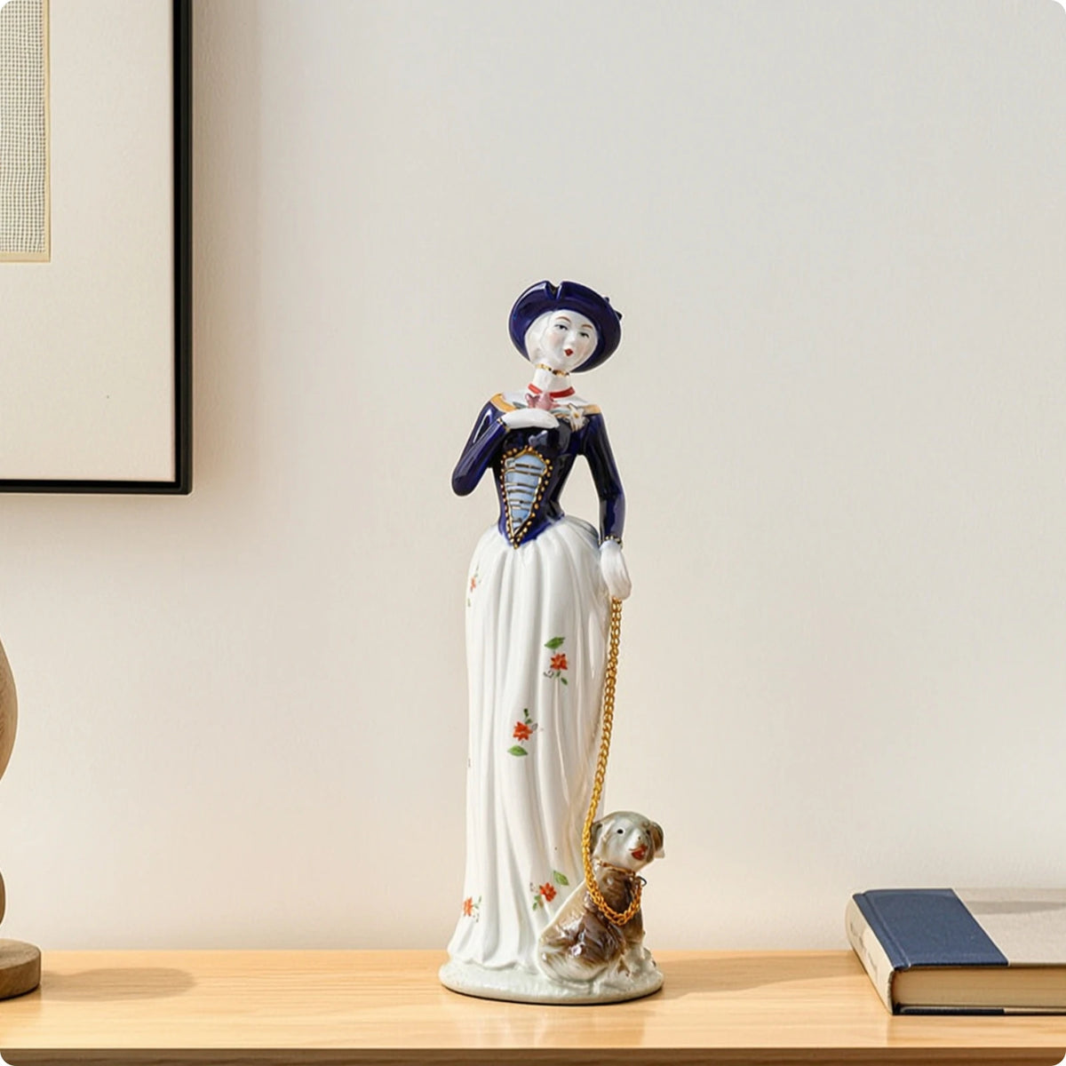 statuette féminine céramique émaillée robe élégante motifs floraux classique chapeau blanc bleu doré