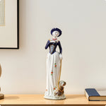 statuette féminine céramique émaillée robe élégante motifs floraux classique chapeau blanc bleu doré