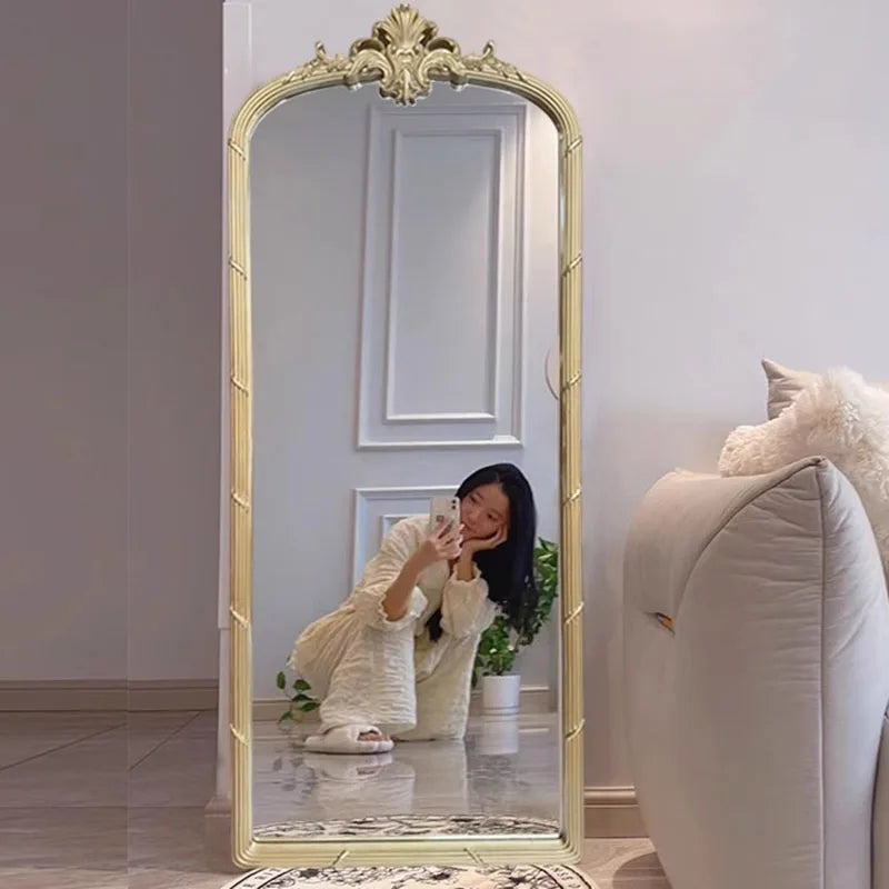 Miroir alien accroché dans une salle de bain élégante