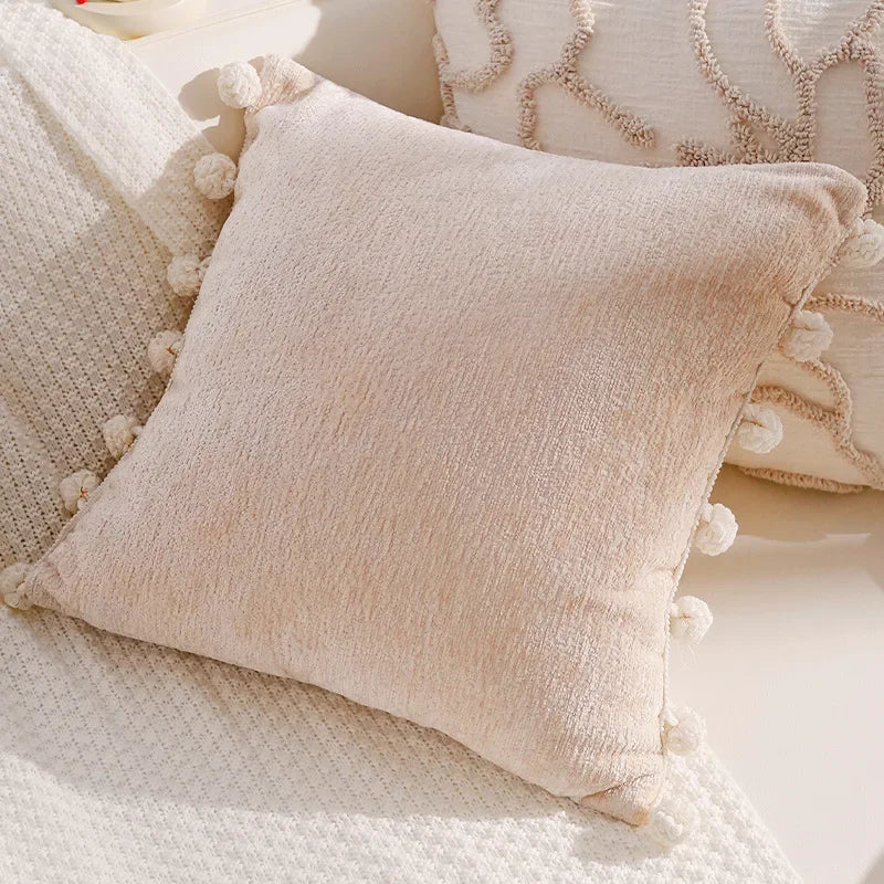 housse coussin décoration moderne motif géométrique brodé noir blanc pompons maison luxe