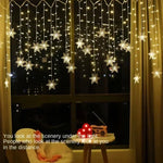 Détail des flocons de neige LED multicolores de la guirlande