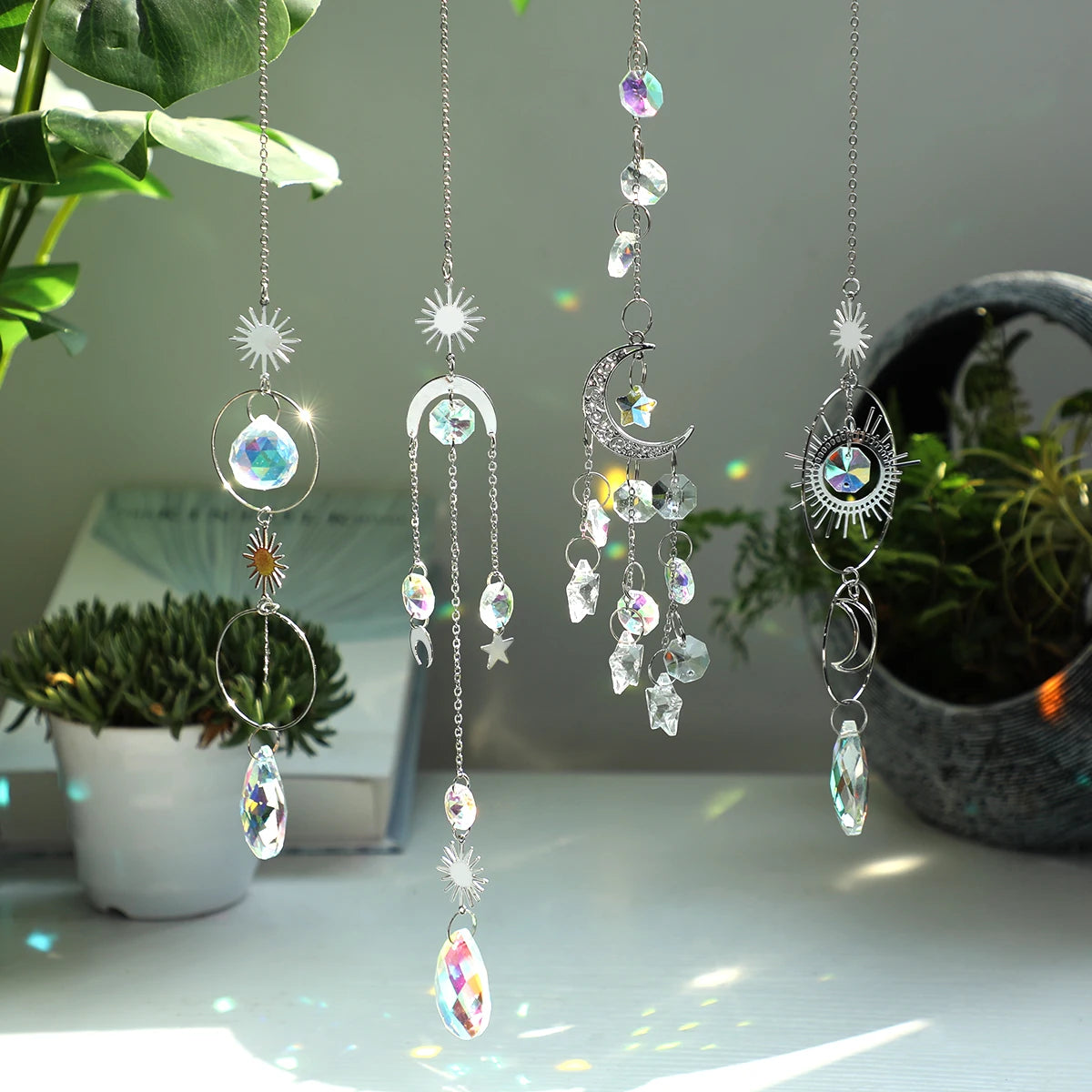 décoration extérieure boho mobile transparent argenté lune étoiles motifs floraux opalescent chaines jardin suncatcher