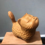 statue chien bois sculpté main marron clair texture peau artisanale modernescrição courte