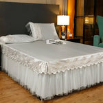 drap lit beige clair broderie fine satiné élégant oreillers taies assorties