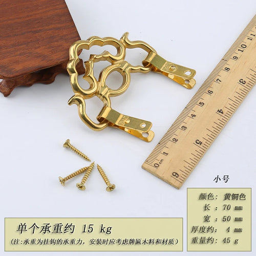 poignées porte classiques dorées ornées motifs géométriques fixations décoration maison