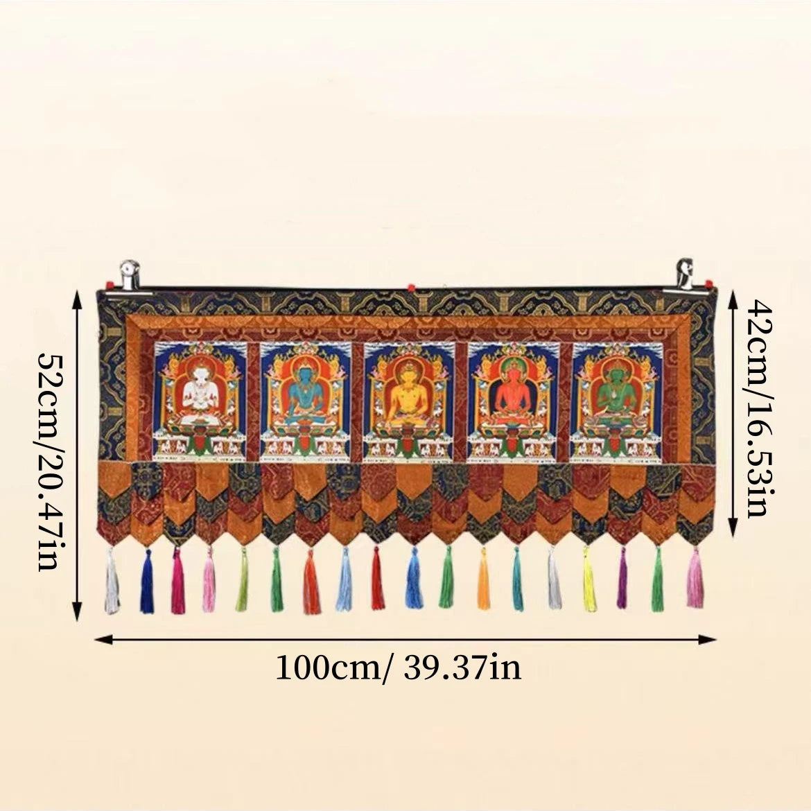 tapisserie décorative bouddhiste brodée motifs religieux ornements floraux pompons clips métalliques bleu rouge or