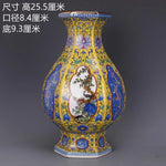 Un élégant vase antique de style traditionnel chinois avec des motifs floraux colorés et une scène peinte au centre sur un fond jaune vif.