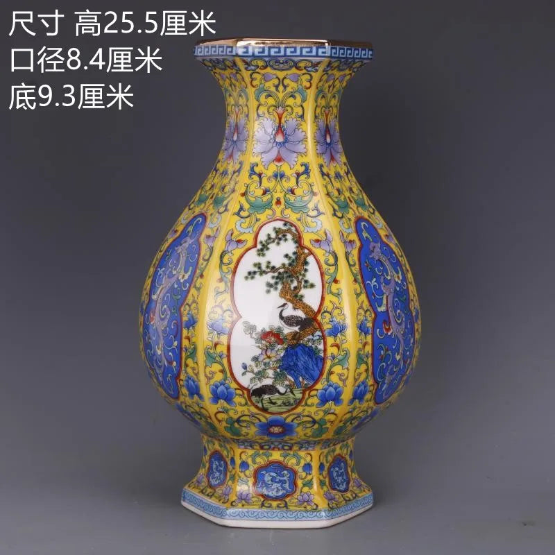 Un élégant vase antique de style traditionnel chinois avec des motifs floraux colorés et une scène peinte au centre sur un fond jaune vif.