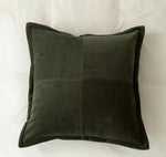 Un coussin carré décoratif aux rayures vertes foncées, conçu pour embellir un espace intérieur moderne et épuré.
