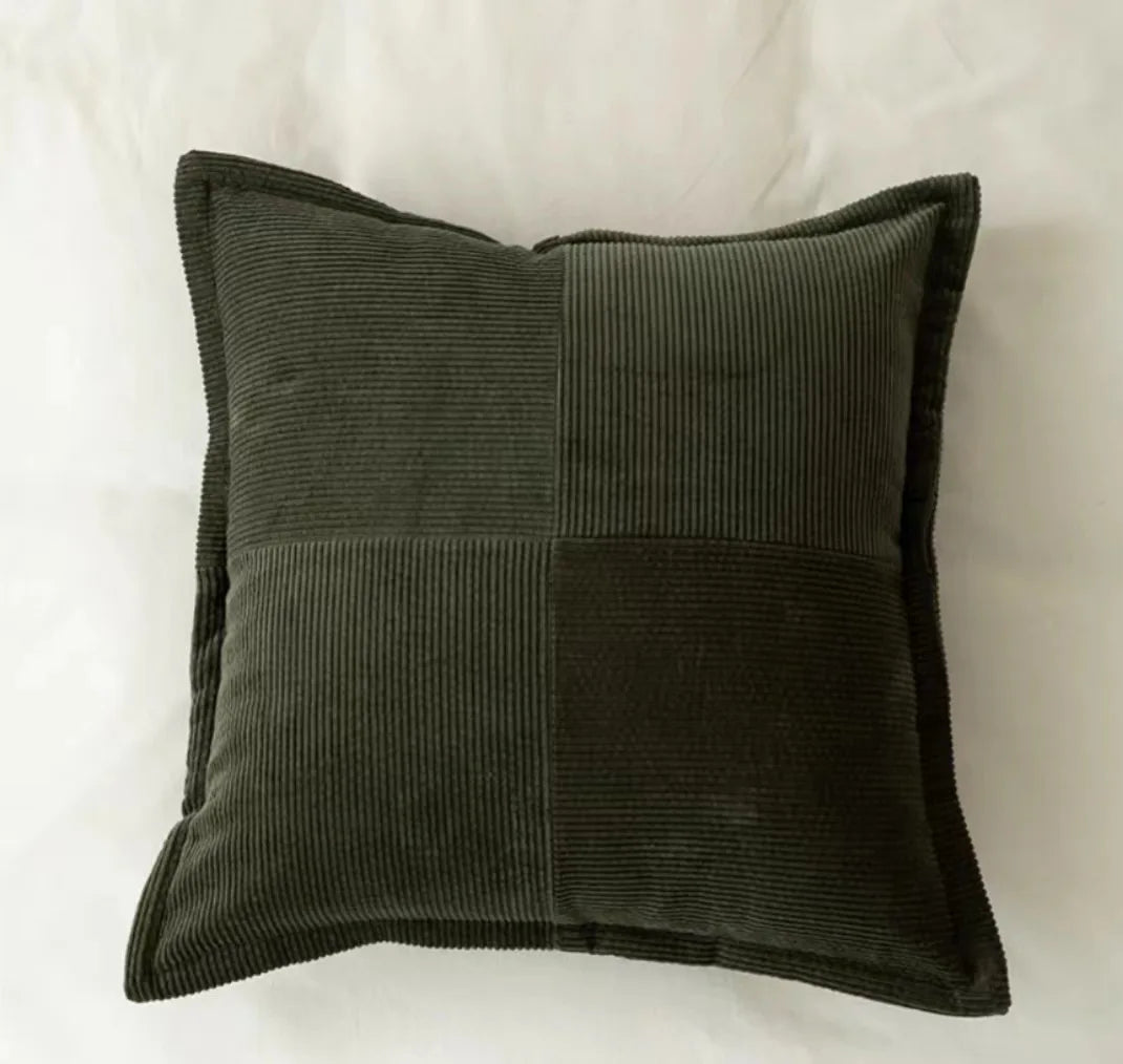 Un coussin carré décoratif aux rayures vertes foncées, conçu pour embellir un espace intérieur moderne et épuré.