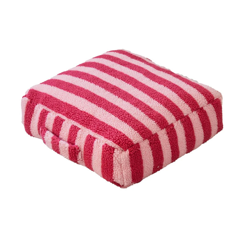 coussin carré laine rayé rouge blanc noir décoration maison confortable siège repos pied