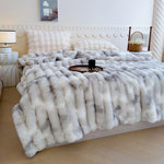 Un luxueux plaid de fourrure blanche apportant une touche de confort et d'élégance à la chambre.