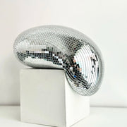décoration intérieure moderne boule miroir argentée livres support blanc