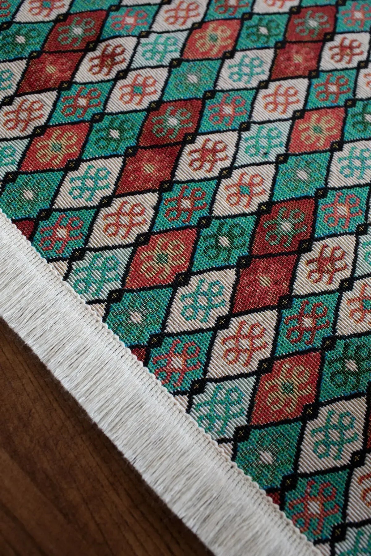 chemin table moderne motif géométrique vert rouge beige bordure frisée coton polyester