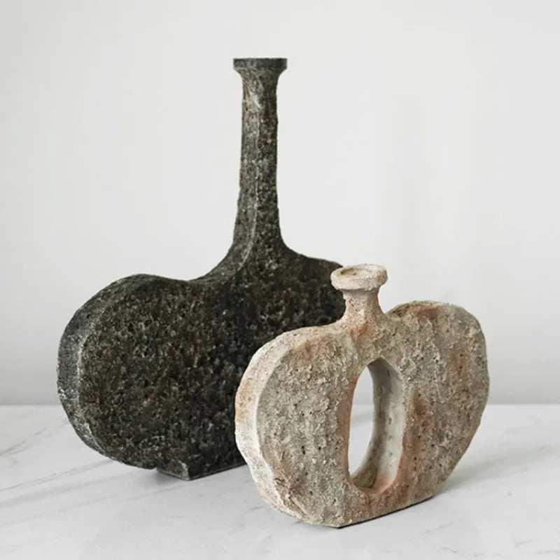 céramiques décoratives abstraites minimalistes sculpture intérieure bougies livres noir gris beige