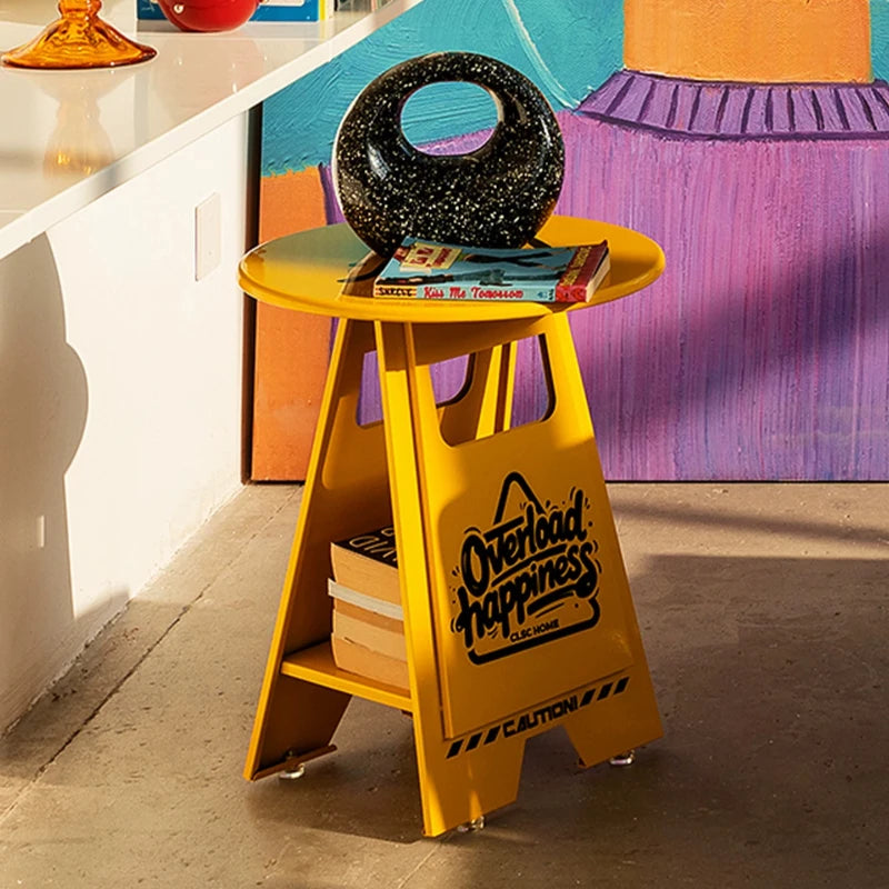 table basse moderne jaune rouge graphismes lettres forme abstraite contemporaine original ludique